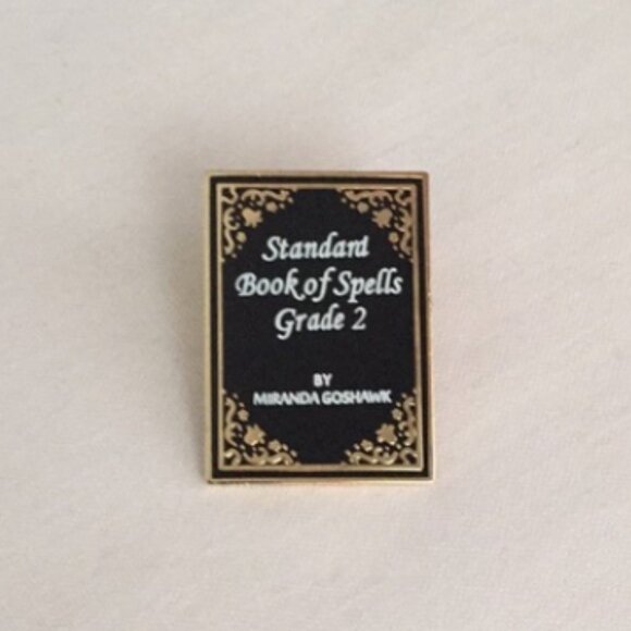 🍏50% OFF/3+...Standard Book of Spells Grade 2 Pin (Harry Potter) - Picture 1 of 6